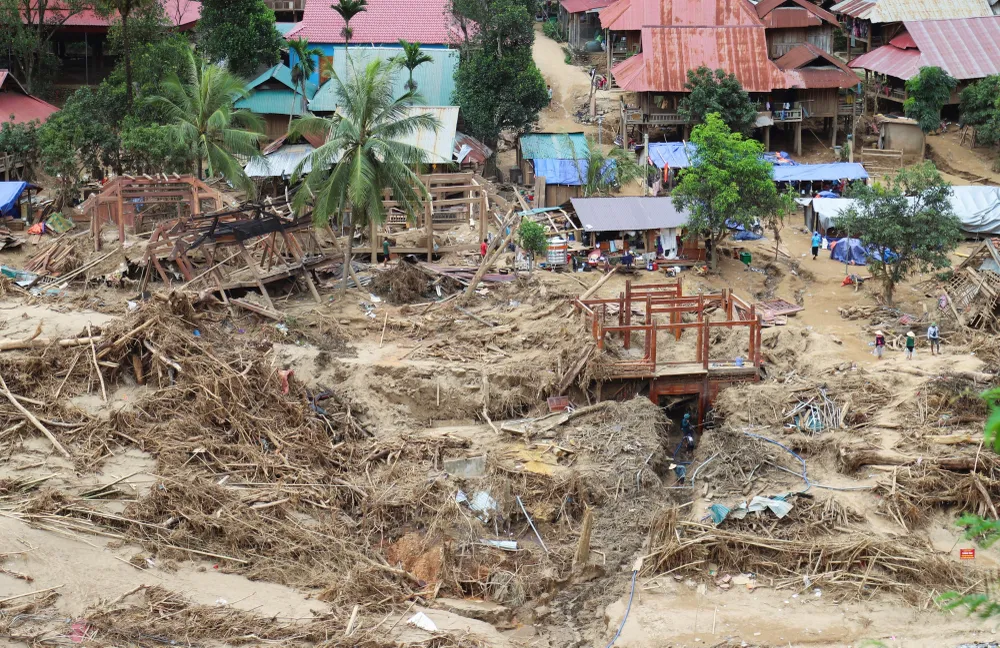 Khung cảnh bản Yên Hòa (xã Mỹ Lý, tỉnh Nghệ An) khu vực gần sông Nậm Nơn trở nên biến dạng, hoang tàn, xác xơ, ngổn ngang thân cây và trơ những khung nhà sàn do bị lũ tàn phá, cuốn trôi.