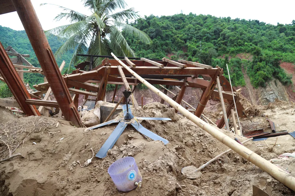 Sau khi lũ đi qua, nước sông Nậm Nơn xuống thấp để lại một lớp bùn đất, cát dày phủ lấp trên diện tích rộng của bản Yên Hòa (xã Mỹ Lý, tỉnh Nghệ An).
