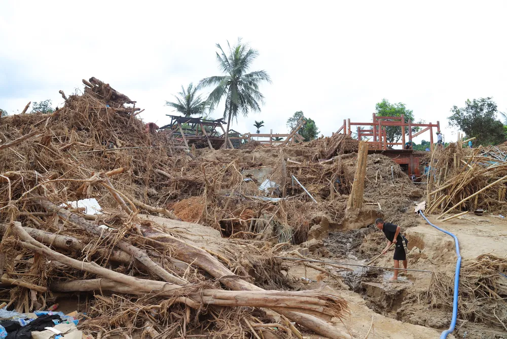 Công tác khắc phục hậu quả sau lũ của người dân bản Yên Hòa (xã Mỹ Lý, tỉnh Nghệ An) gặp nhiều khó khăn do thiếu nhân lực, máy móc. Trong khi hiện trường thì quá ngổn ngang, hoang tàn.
