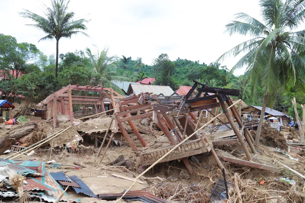 Bản làng Thái cổ Yên Hòa (xã Mỹ Lý, tỉnh Nghệ An) tan hoang sau lũ dữ. Nhiều ngôi nhà sàn Thái cổ bị hư hại nghiêm trọng.