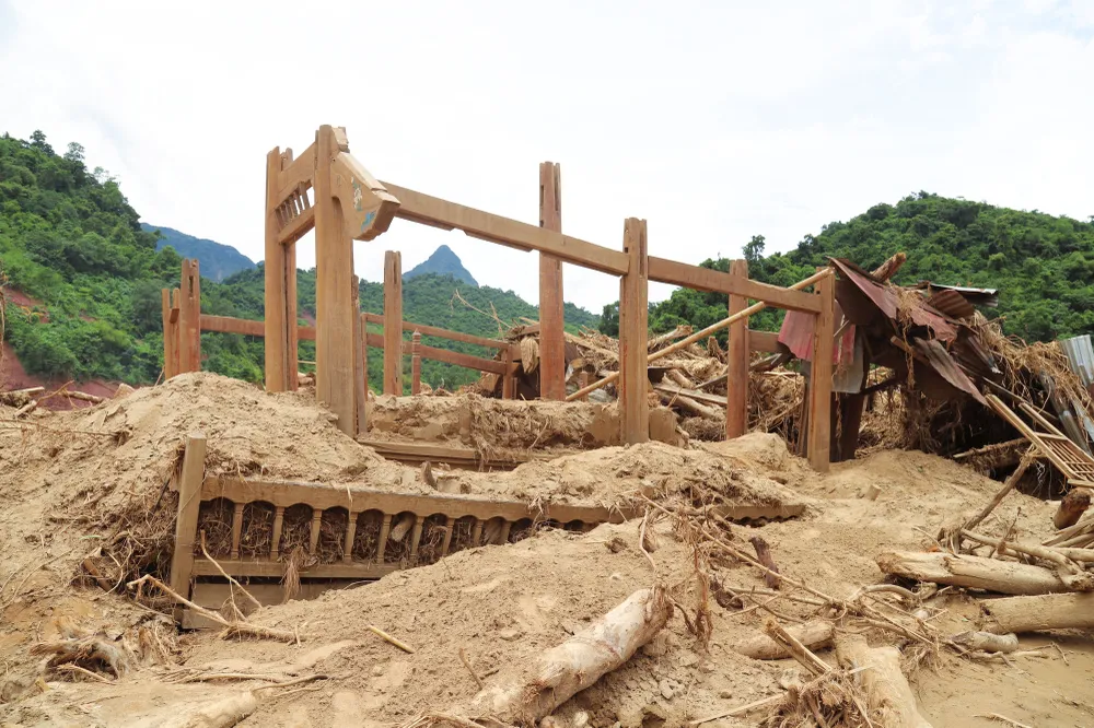 Nhà sàn Thái cổ ở bản Yên Hòa (xã Mỹ Lý, tỉnh Nghệ An) bị lũ dữ hoành hành, phá hủy hoàn toàn.