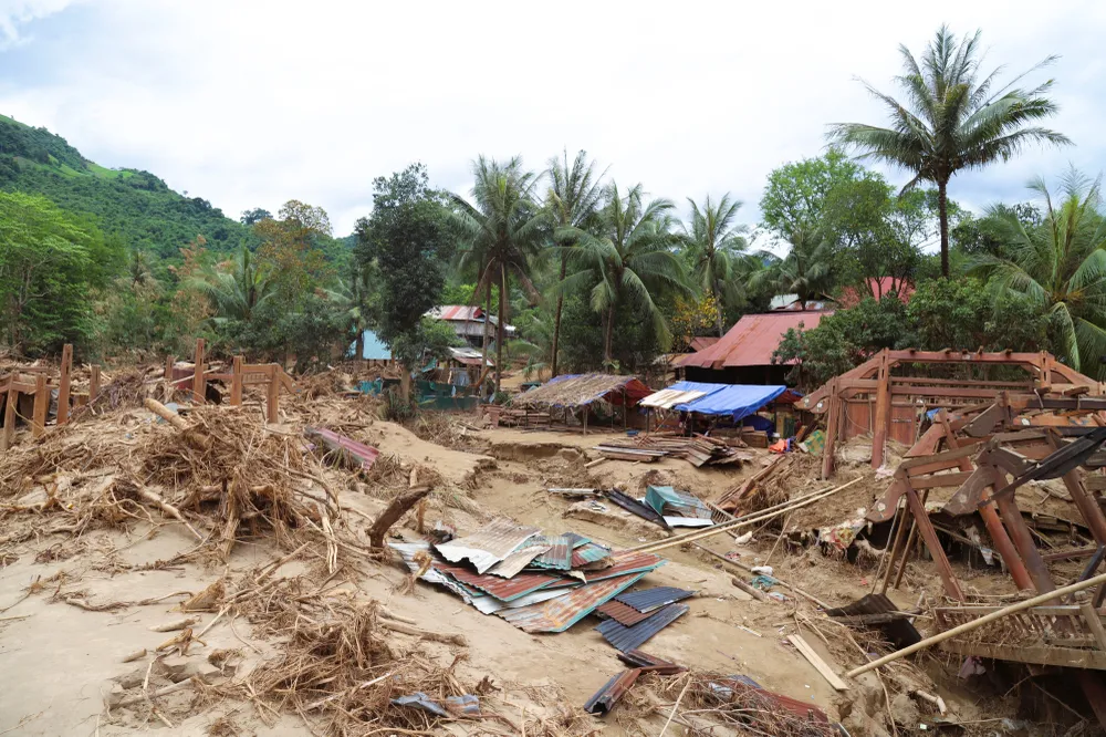 Bản làng Thái cổ Yên Hòa (xã Mỹ Lý, tỉnh Nghệ An) tan hoang sau lũ dữ. Nhiều ngôi nhà sàn Thái cổ bị hư hại nghiêm trọng.