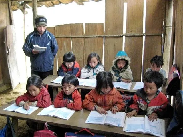 Tạicác địa bàn có điều kiện kinh tế đặc biệt khó khăn, vẫn tồn tại tới 6.477 phòng học nhờ, mượn, phần lớn thuộc các cấp mầm non và tiểu học (Ảnh minh họa)