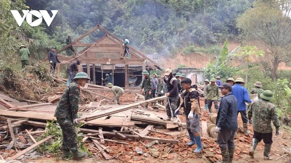 Bộ Chỉ huy Quân sự tỉnh Điện Biên đã huy động hơn 1.600 cán bộ, chiến sĩ giúp người dân vùng lũ