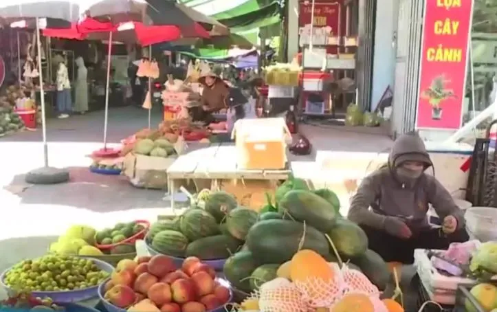 Người dân vất vả mưu sinh dưới nắng như 'đổ lửa'