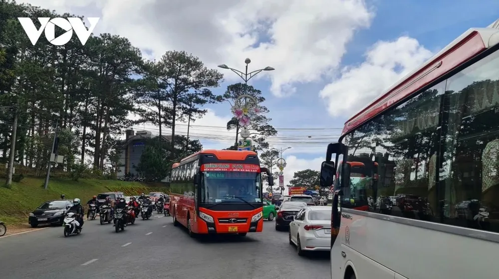 Áp lực giao thông tại Đà Lạt ngày càng lớn khi nhiều phương tiện ở các nơi đổ về