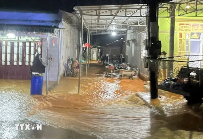 Nước lũ dâng cao tới 1m tại một số khu dân cư tại xã Đạ Huoai 3. (Ảnh: TTXVN phát)