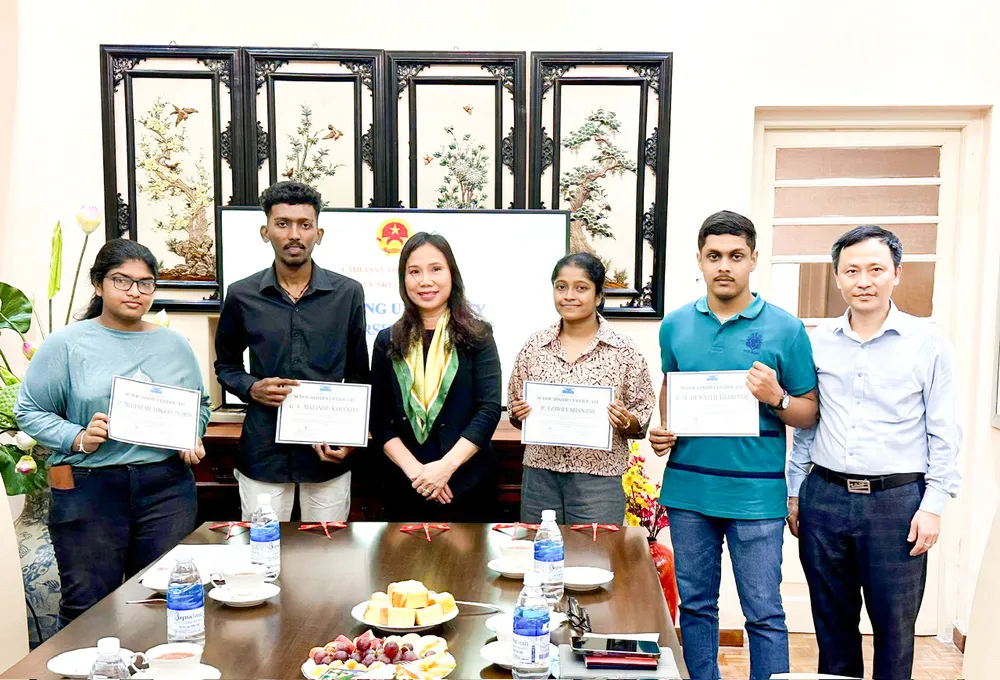 Bà Trịnh Thị Tâm, Đại sứ Việt Nam tại Sri Lanka trao học bổng toàn phần của Trường ĐH Cửu Long cho lưu học sinh Sri Lanka.