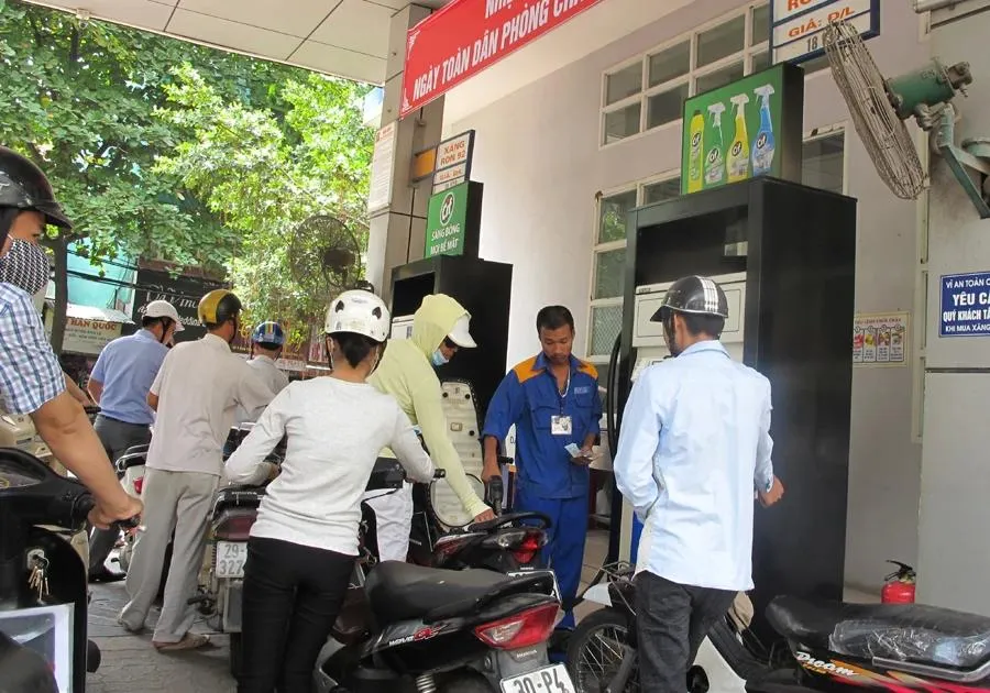 Giá xăng RON95 xuống dưới 20.000 đồng mỗi lít