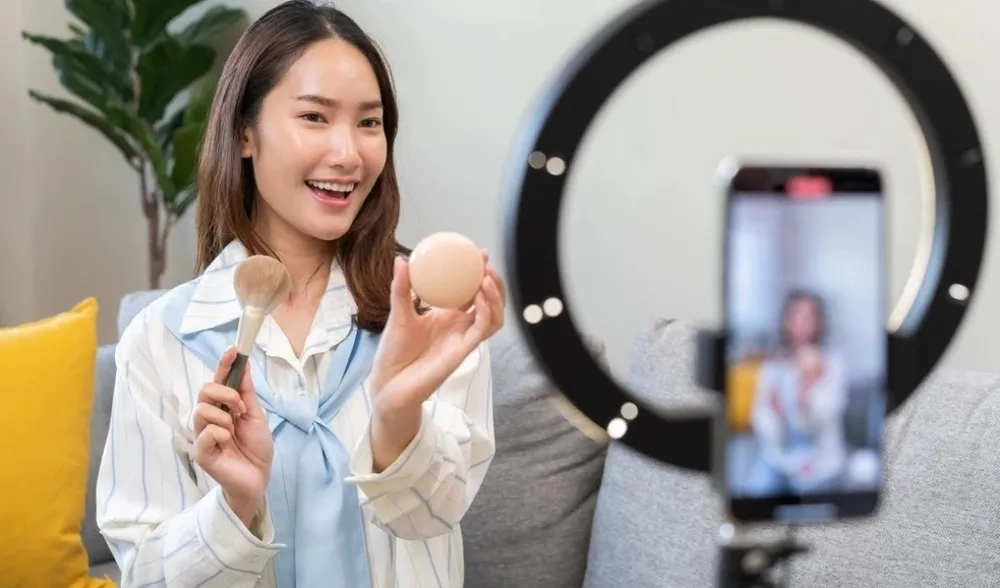 Ngành tiếp thị bằng người nổi tiếng và người ảnh hưởng đang phát triển mạnh mẽ ở Việt Nam. Ảnh: Nguồn stock.adobe.com