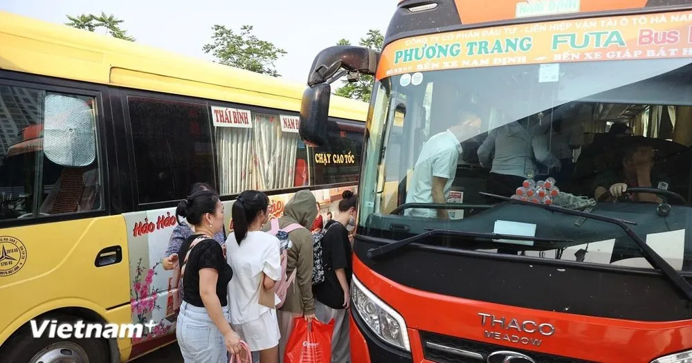 Lượng khách đi lại tại các bến xe Hà Nội tăng 350% dịp nghỉ lễ 2-9