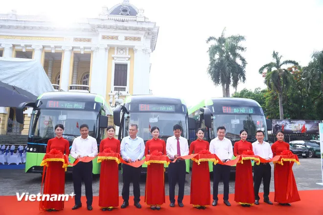 Cắt băng khai trương tuyến buýt điện miễn phí tham quan nhiều địa điểm du lịch Thủ đô. (Ảnh: Việt Hùng/Vietnam+)