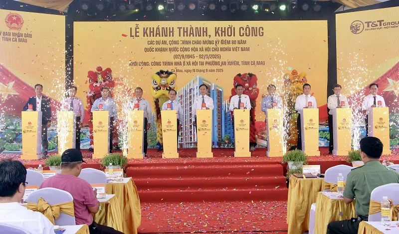 Các đại biểu thực hiện nghi lễ khởi công công trình NoXH tại phường An Xuyên, tỉnh Cà Mau