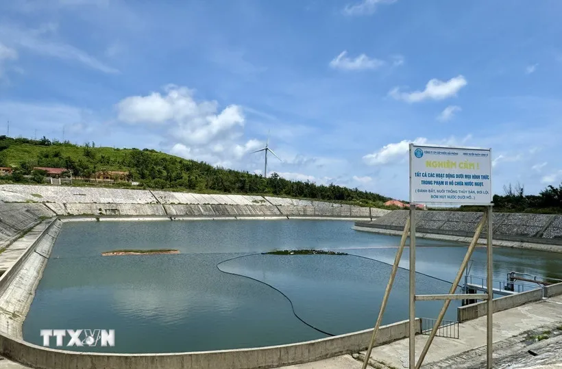 Hồ chứa nước ngọt có dung tích khoảng 45.000m3, lấy từ nguồn nước mưa thu hồi từ trên đồi xuống hồ chứa. (Ảnh: Minh Huệ/TTXVN) 