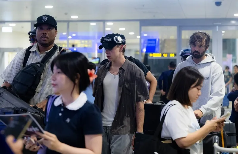 Kid Laroi đặt chân xuống sân bay nội bài tối 19-8