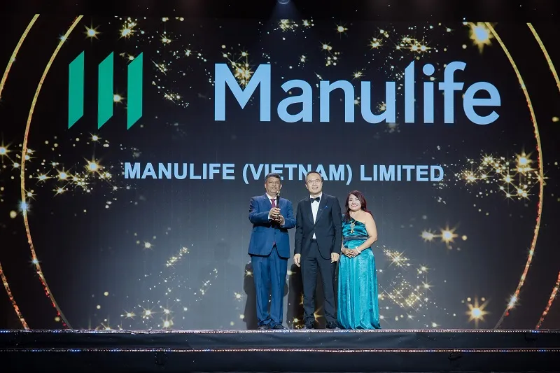 Đại diện Manulife Việt Nam nhận giải thưởng từ Ban tổ chức.