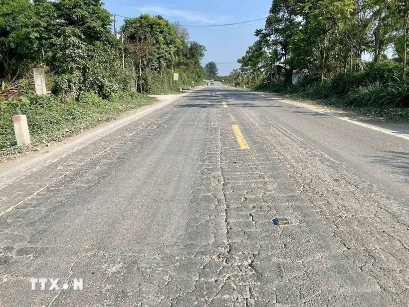 Mặt đường Hồ Chí Minh đoạn qua huyện Hương Khê bị rạn nứt kéo dài. (Ảnh: Hữu Quyết/TTXVN) 
