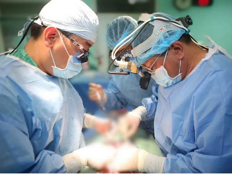BS Trần Hoài Ân cùng ekip thực hiện phẫu thuật cho bệnh nhân