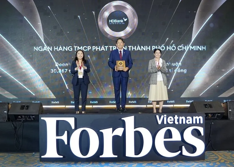 Đại diện HDBank nhận danh hiệu top 50 doanh nghiệp niêm yết tiêu biểu nhất 2025 của Forbes