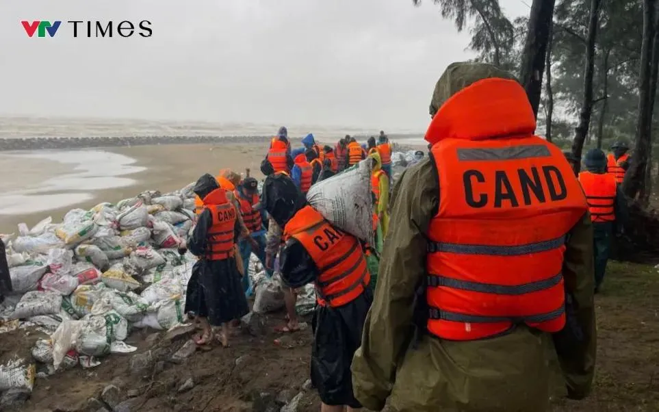 Các lực lượng tham gia gia cố đê biển để giảm thiểu thiệt hại. Ảnh: Quốc Hưng