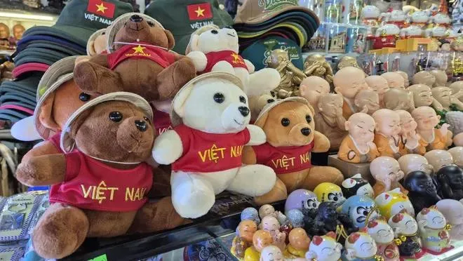 Đạ dạng các mẫu hàng lưu niệm, thời trang, phụ kiện chào Quốc khánh tại các cửa hàng và trên mạng xã hội.