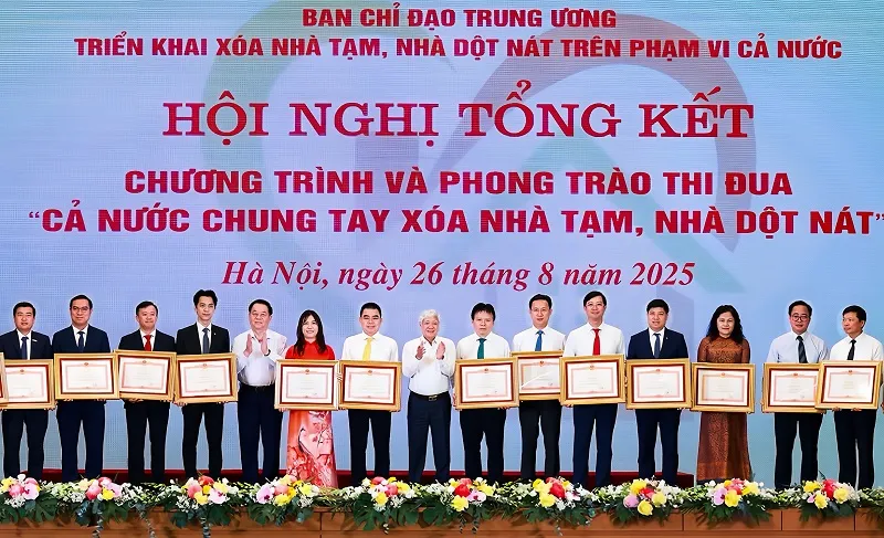 Ông Đàm Thế Thái, Phó Tổng giám đốc HDBank (thứ 2 từ trái qua) nhận bằng khen của Thủ tướng Chính phủ