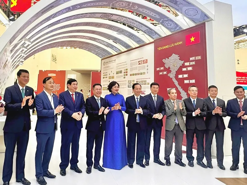 Thống đốc NHNN Nguyễn Thị Hồng chụp ảnh lưu niệm cùng lãnh đạo và cán bộ MB tại Triển lãm thành tựu đất nước A80