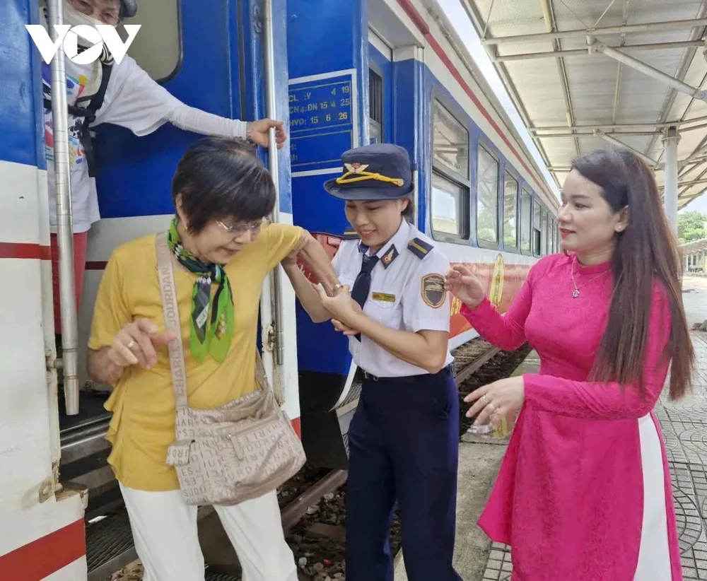 Khách lên xuống tại ga Đà Nẵng