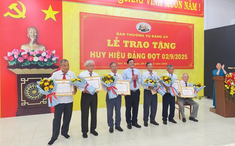 Bí Thư Đảng ủy phường Sóc Trăng Dương Sà Kha trao Huy hiệu Đảng cho các đảng viên cao niên.