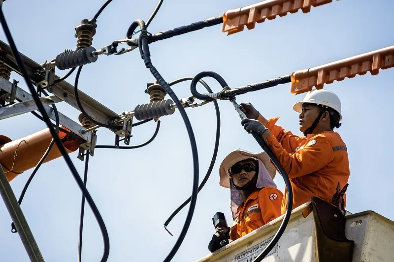 EVNSPC tăng cường thi công, giảm tối đa thời gian gián đoạn cung cấp điện cho khách hàng
