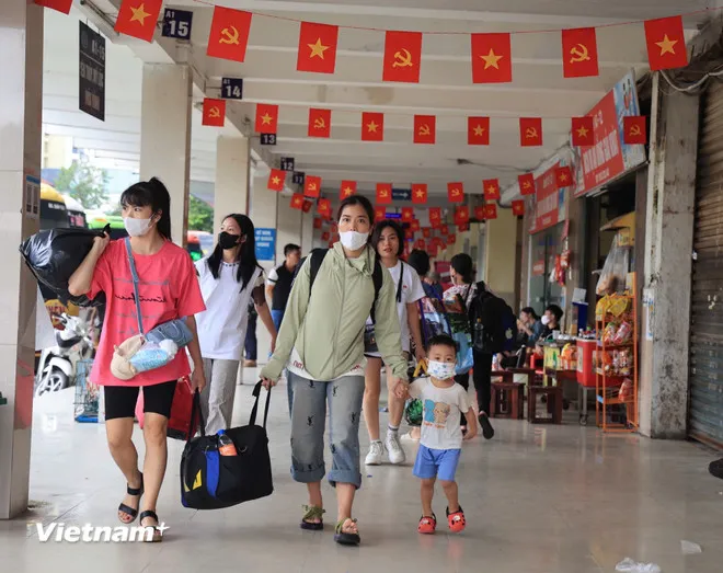 Bến xe Giáp Bát khá vắng vẻ hành khách trong chiều ngày làm việc cuối cùng, trước khi bước vào kỳ nghỉ Lễ Quốc khánh 2/9. (Ảnh: Việt Hùng/Vietnam+)