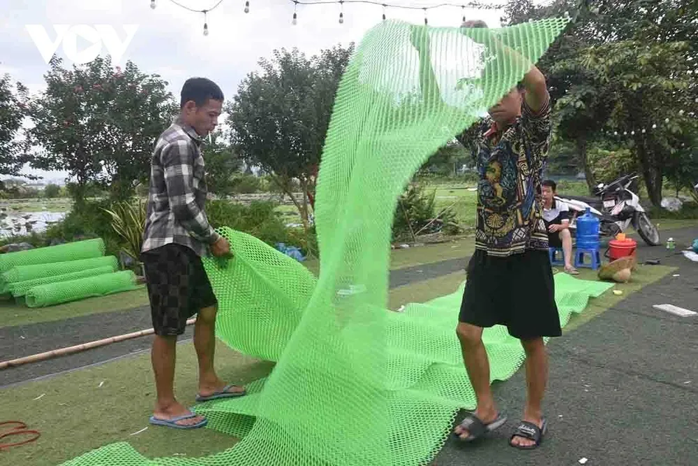 Công nhân đang tiếp tục lắp đặt thêm bè thủy sinh