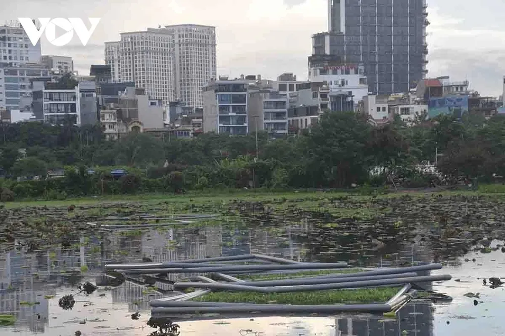 Trước đó, lãnh đạo Hà Nội yêu cầu khi bổ cập nước vào Hồ Tây phải kiểm soát chặt chẽ các điều kiện môi trường thủy văn, không làm ảnh hưởng đến môi trường sinh thái của hồ. Đến trước ngày 2/9, bổ cập nước Hồ Tây "hồi sinh" dòng chảy và làm sạch sông Tô Lịch