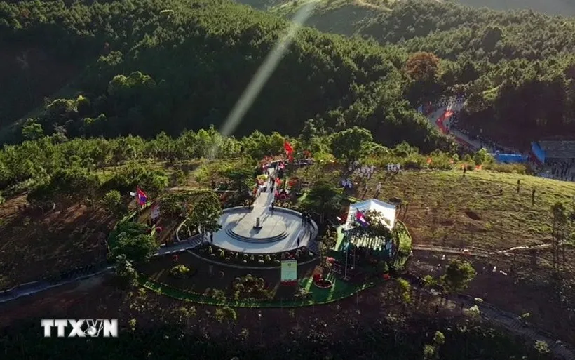 Cột mốc ba biên nằm giữa núi rừng, phân chia ranh giới ba nước Việt Nam-Lào-Campuchia. (Ảnh: Cao Nguyên/TTXVN) 