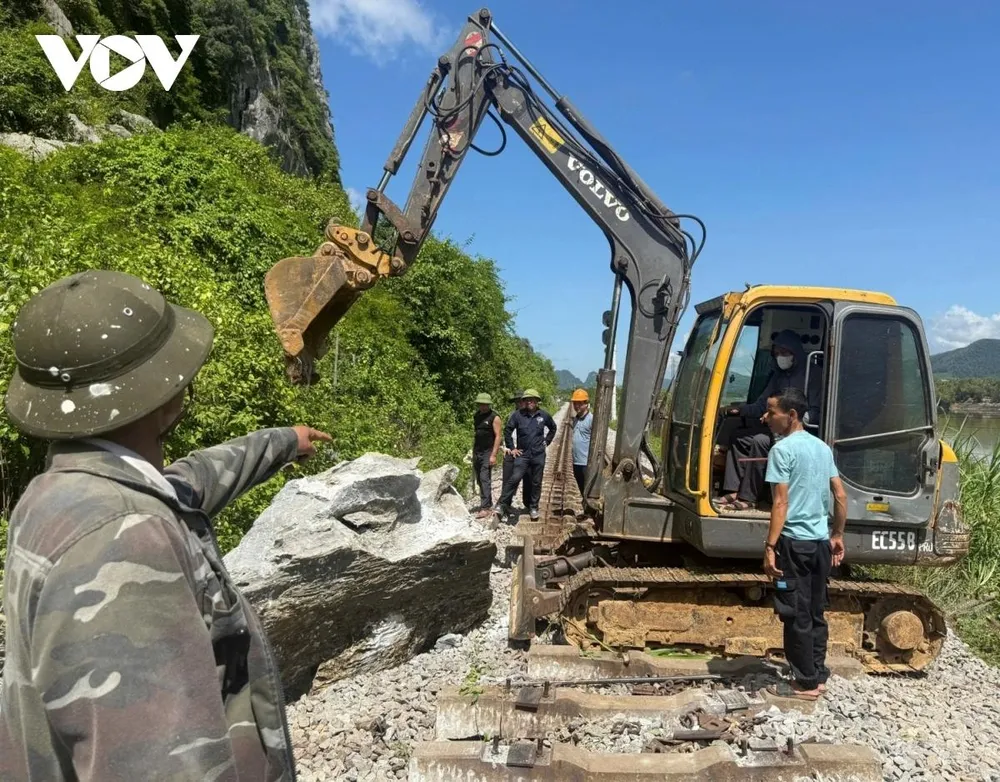 Huy động máy móc để di dời các tảng đá lớn