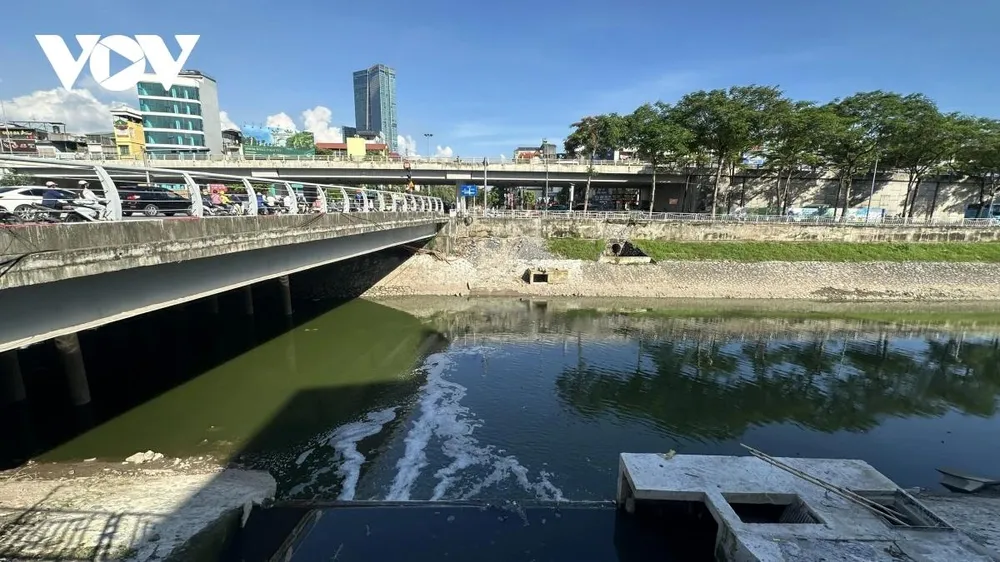 Tuy nhiên, cống xả từ mương Nguyễn Khánh Toàn xuống dòng sông Tô Lịch nước đen xì