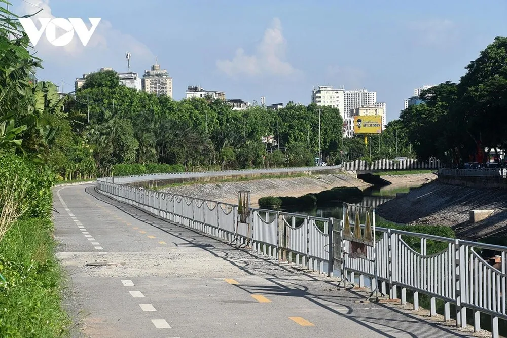 Đường chạy, điểm tập thể dục của nhiều người dân bên dòng sông Tô Lịch tại đoạn đường Láng rất xanh, sạch, đẹp thể hiện diện mạo của một đô thị văn minh, hiện đại.