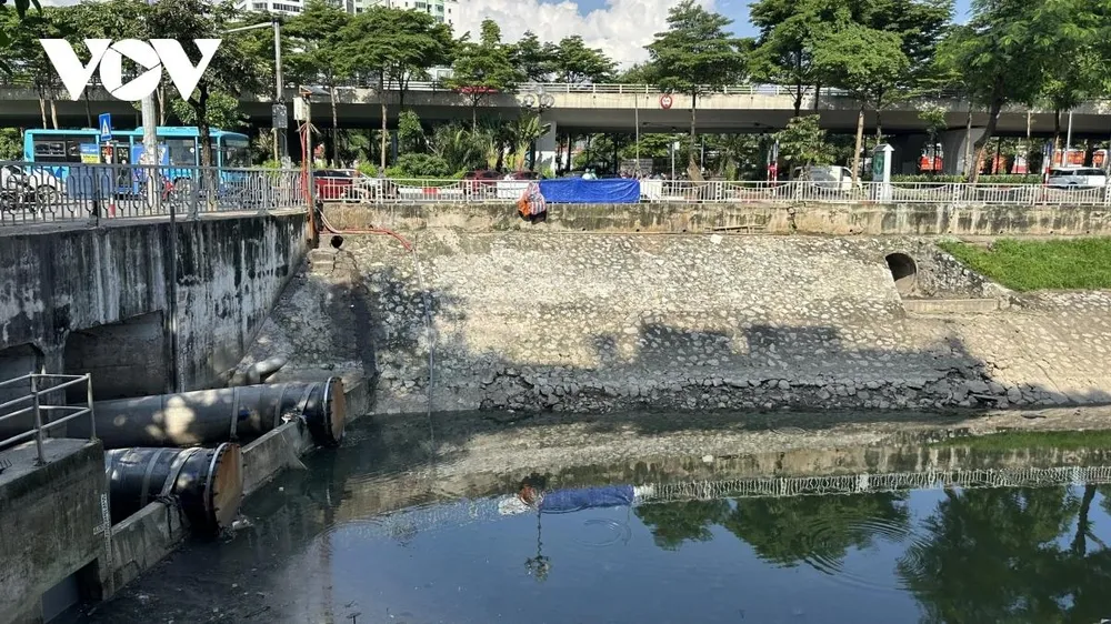 Ghi nhận của phóng viên, cho dù những ngày qua trời nắng, mực nước xuống thấp sông Tô Lịch không được bổ cập nước Hồ Tây nhưng dòng sông vẫn trong xanh.