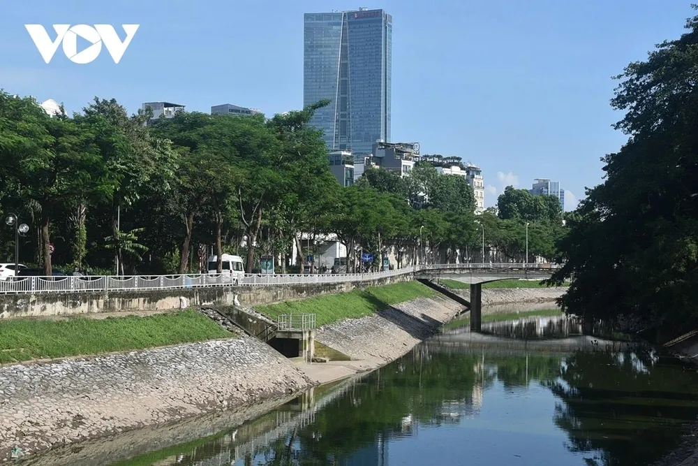 Mực nước dù hạ thấp nhưng sông nhưng không còn mùi hôi thối bốc lên.