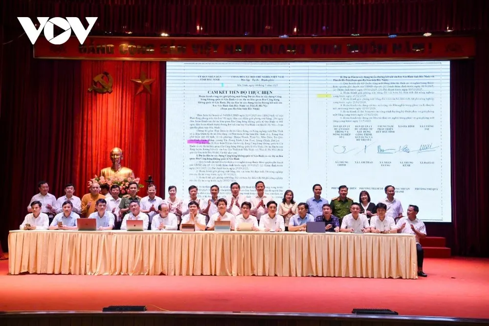 Bí thư Tỉnh ủy Bắc Ninh Nguyễn Văn Gấu cùng các đại biểu chứng kiến lễ ký biên bản cam kết thực hiện