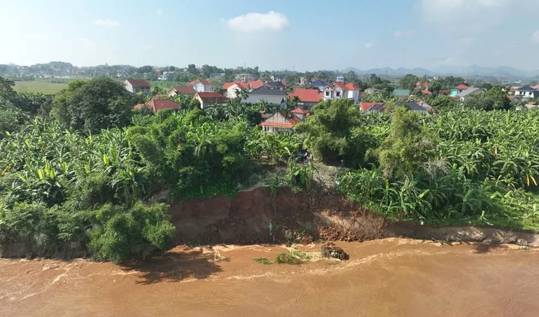 Nhiều điểm sạt lở đang dần ăn sâu vào sát nhà dân. Ảnh: UBND xã Tam Nông