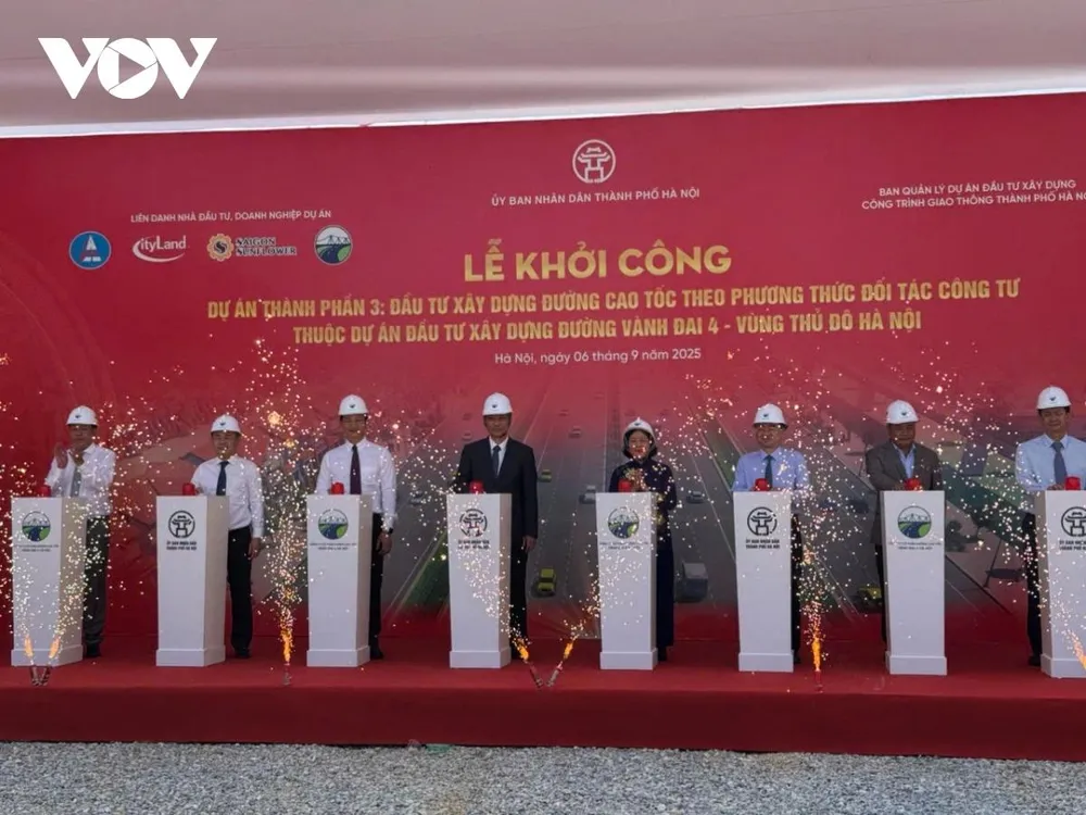 Các đại biểu bấm nút khởi công dự án.