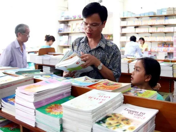 Các sản phẩm phục vụ học tập cũng có xu hướng tăng giá, như giá sản phẩm từ giấy tăng 0,9%, bút viết các loại tăng 0,71% và văn phòng phẩm, đồ dùng học tập khác cùng tăng 0,52%, do nhu cầu chuẩn bị cho năm học mới. (Ảnh: TTXVN)