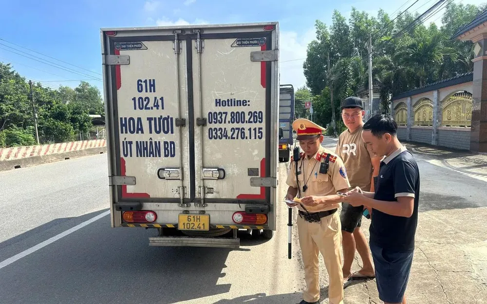 TPHCM tổng kiểm tra xe tải, xe khách trên địa bàn 