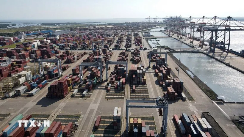 Các container hàng hóa tại Cảng biển Cái Mép. (Ảnh: Đoàn Mạnh Dương/TTXVN) 