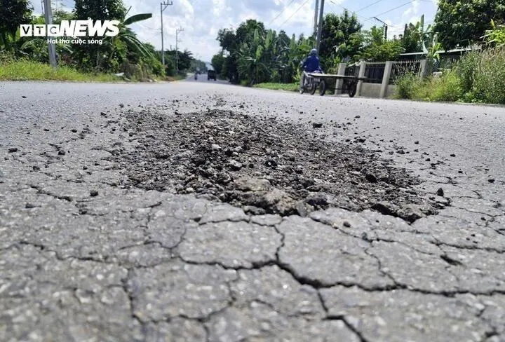 Tại buổi tiếp xúc cử tri của HĐND TP Đà Nẵng mới đây, nhiều cử tri xã Việt An và xã Hiệp Đức bày tỏ bức xúc vì dự án cải tạo, nâng cấp Quốc lộ 14E qua địa bàn 2 xã thi công kiểu rùa bò, ảnh hưởng đến đời sống của người dân.