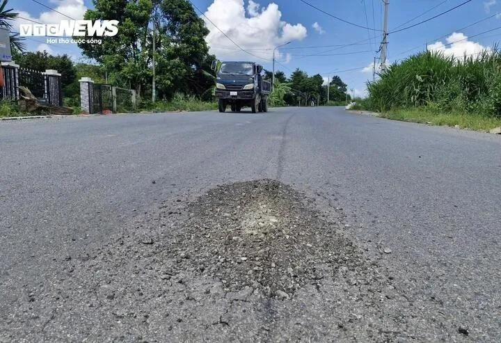 Theo phản ánh của người dân địa phương, mặc dù mới được thảm nhựa nhưng nhiều đoạn đã xuất hiện bong tróc, hư hỏng.