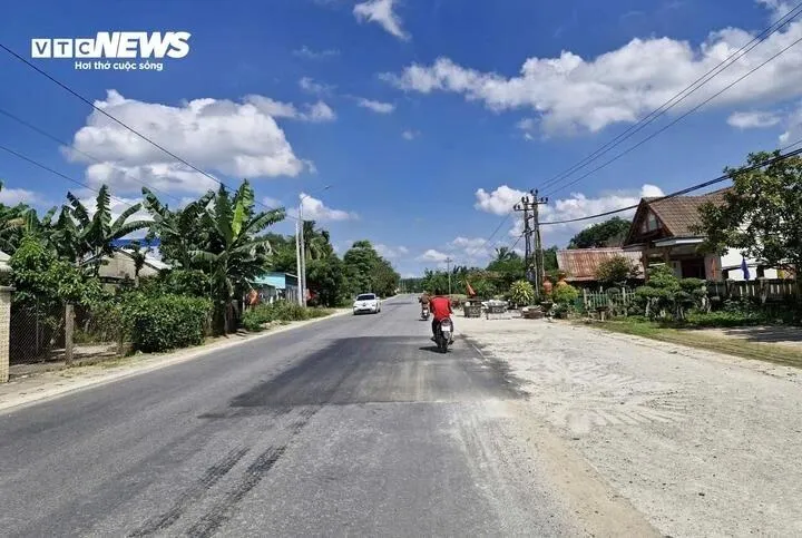 Trước tình trạng này, đơn vị thi công đã phải cắt xẻ đường, bóc tách các lớp bêtông nhựa lên để thảm lại. Tuy nhiên, vá chỗ này thì chỗ khác lại xuất hiện hư hỏng khiến người dân không khỏi ngao ngán.