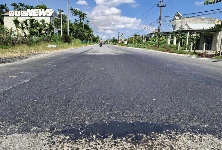 Ông Nguyễn Ngọc Hoàng Việt, Chủ tịch UBND xã Việt An, cho biết trước thực tế mặt đường Quốc lộ 14E mới thảm nhựa chưa lâu đã hư hỏng, địa phương đã kiến nghị nhiều lần với chủ đầu tư.