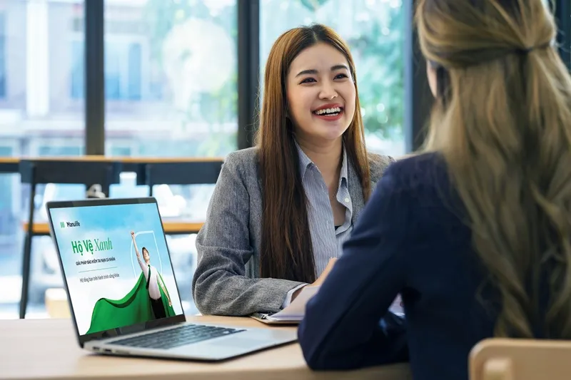 Khách hàng kỳ vọng tư vấn viên bảo hiểm hiểu biết về sức khỏe cộng đồng để tư vấn và hỗ trợ hiệu quả hơn. Ảnh: Thu Hằng